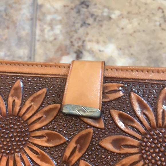 Beautifully Floral Tooled Vintaged Leather Wallet - Picture 3 of 13